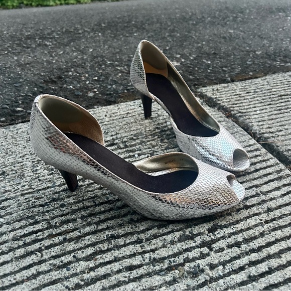 Metallic Silver Textured Peep Toe Pumps Size 6 - Picture 2 of 5
